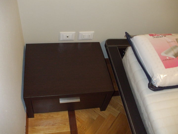 letto in cuoio e armadio con vetri laccati color testa di moro