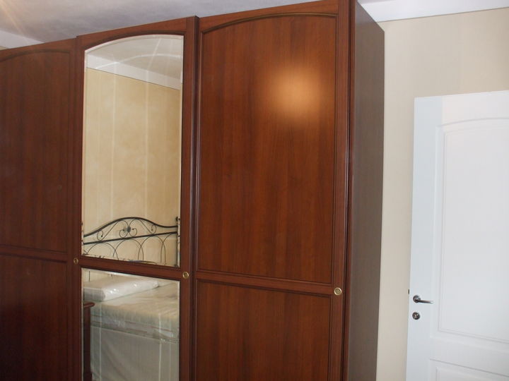 Camera in stile con letto in ferro battuto con box contenitore.