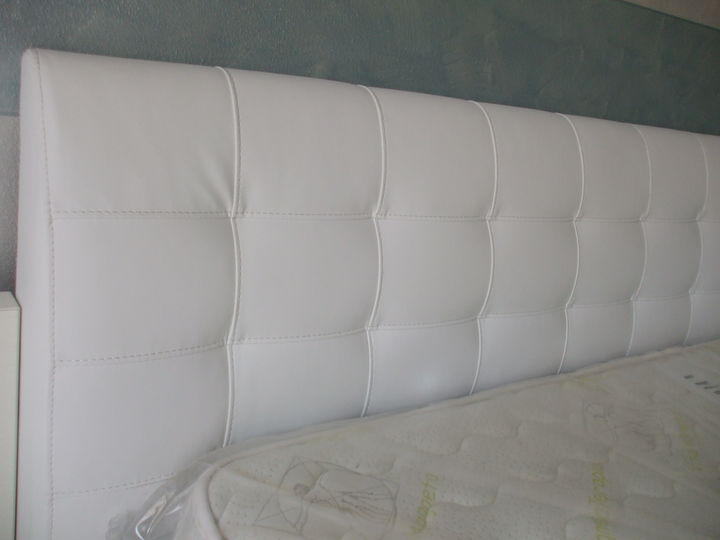 Camera bianco frassinato con letto in ecopelle.