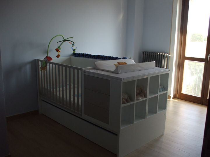 Cameretta prima infanzia trasformabile.