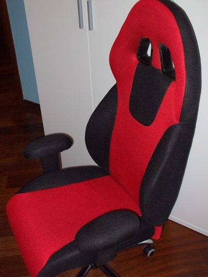 Cameretta con letto su misura, armadiature con cassettiere ed un'audace poltroncina da scrivania.