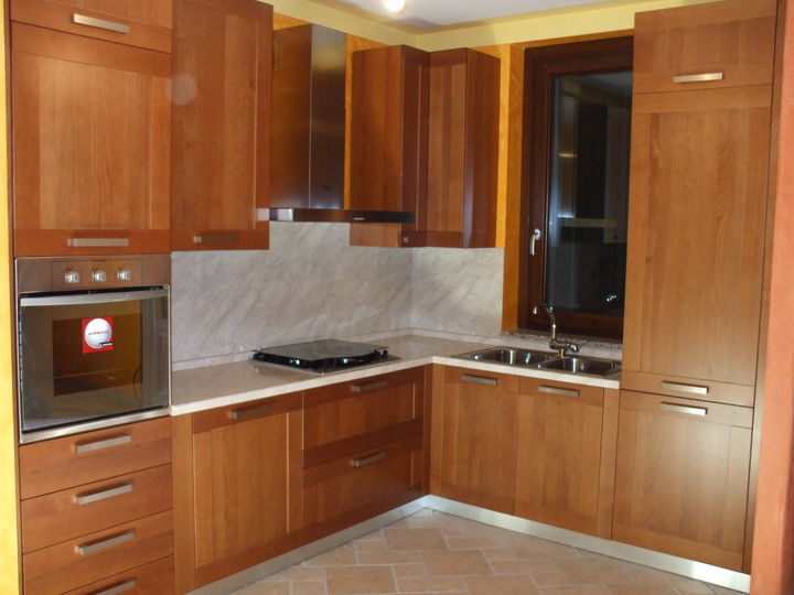 Cucina in cigliegio su misura per una nicchia.