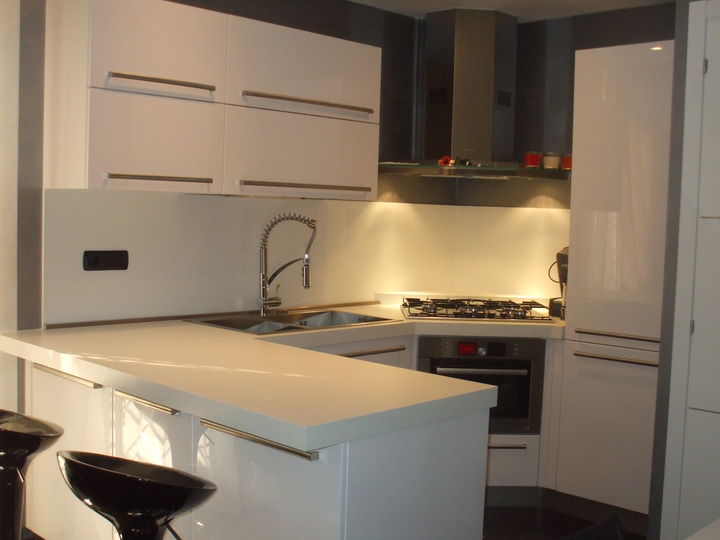 Bellissima cucina laccata bianca progettata a misura per un ambiente da favola.
