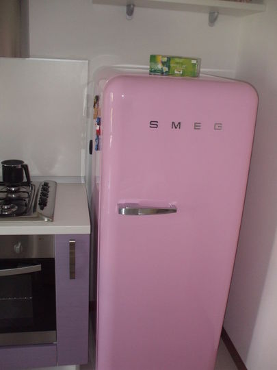 Cucina lilla effetto spazzolato con frigor anni 50 in cordinato.
