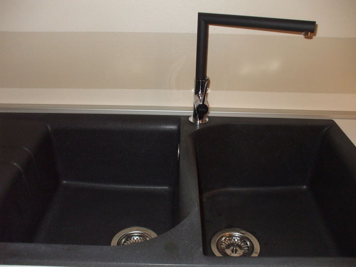 Cucina ad angolo realizzata su misura con piano ad induzione e lavello in granitek.