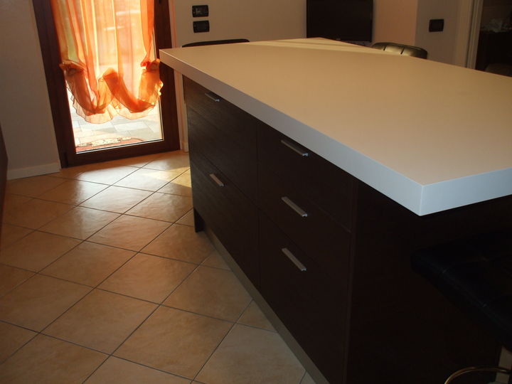 Isola in rovere moka, con sgabelli imbottiti in pelle.