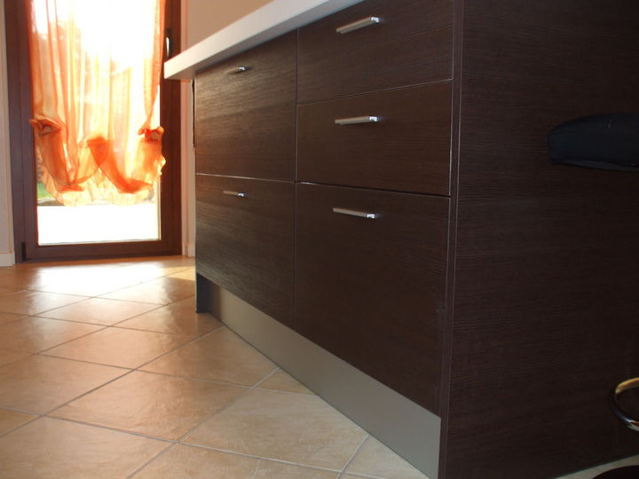 Isola in rovere moka, con sgabelli imbottiti in pelle.