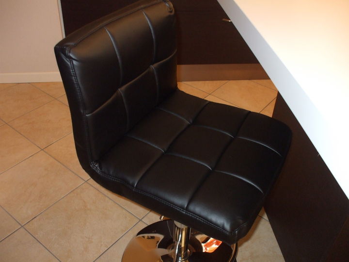 Isola in rovere moka, con sgabelli imbottiti in pelle.