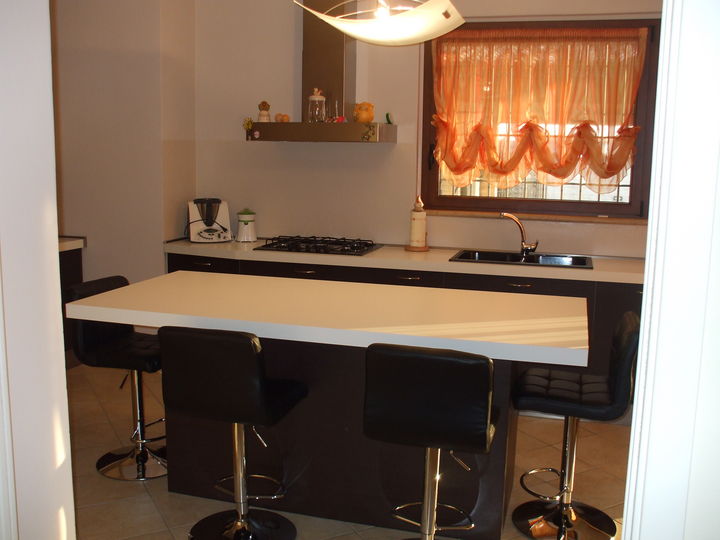 Isola in rovere moka, con sgabelli imbottiti in pelle.