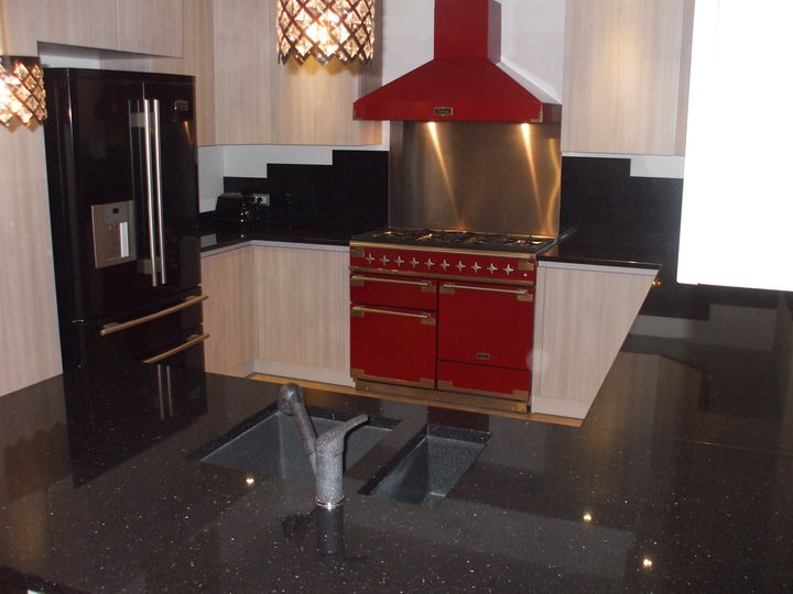 Cucina su misura con elettrodomestici free-standing.