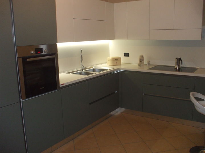 Cucina ad angolo laccato opaco.