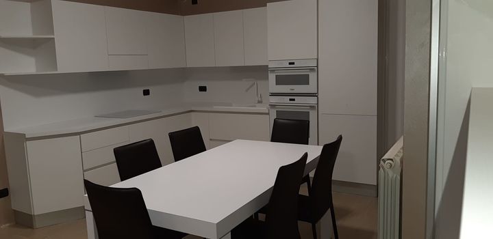 Cucina su misura con nicchie e smussi.