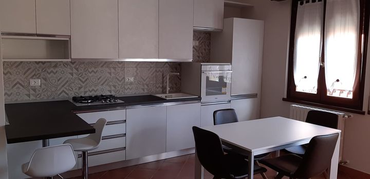Cucina su misura con penisola.