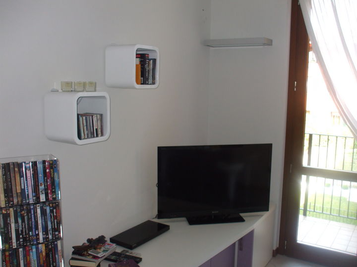 Porta TV angolare lilla e bianco.