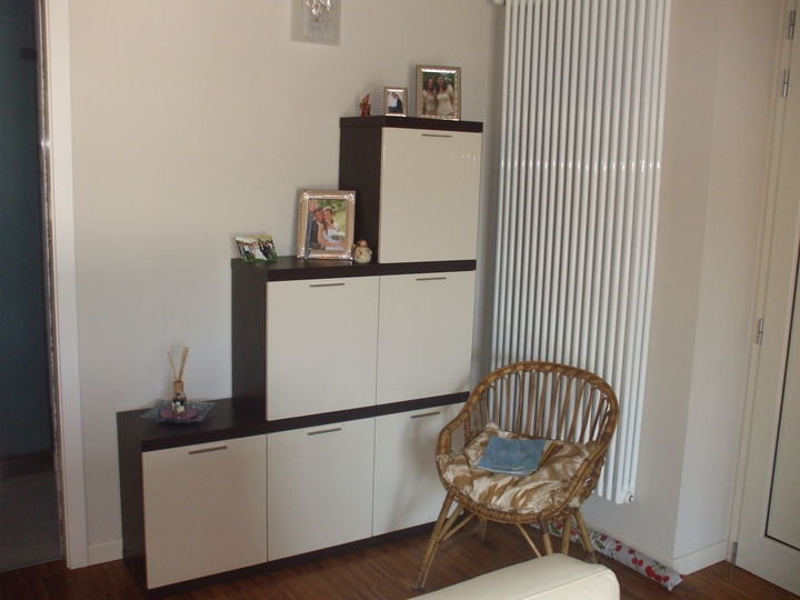 Bellissima sala arredata con pellami e legni pregiati.