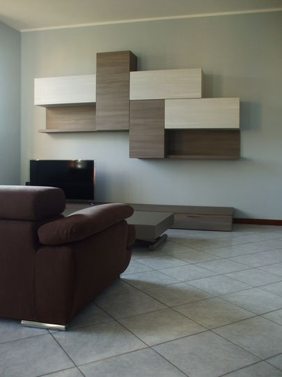 Zona living con parete attrezzata.