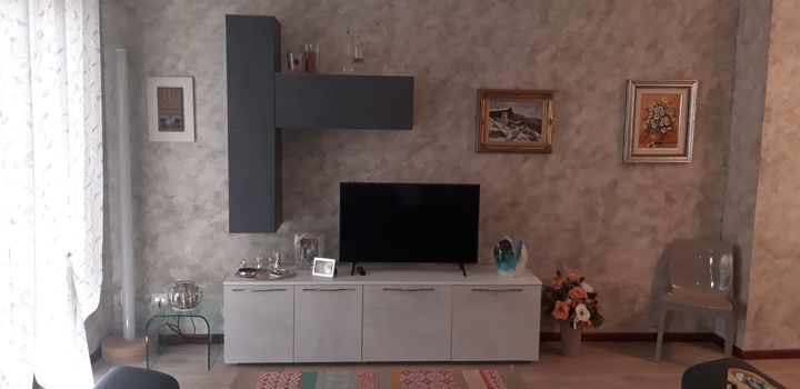 Essenziale composizione living.