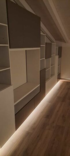 Libreria con led effetto sospeso.