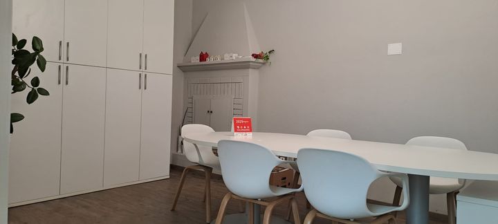 Armadio su misura e camino decorativo per zona living.